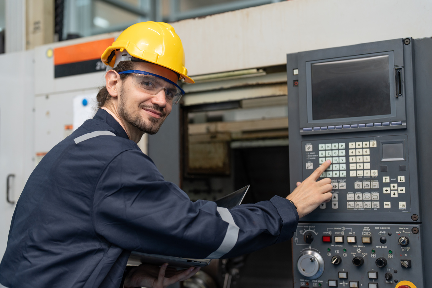 Ein CNC-Fachmann bei der Arbeit.