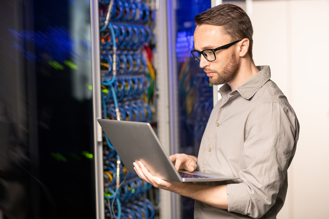 Ein CompTIA-Spezialist kontrolliert die Messdaten.