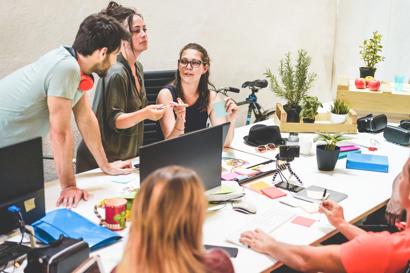 Ein Marketingteam diskutiert über die neue Marketingstrategie.