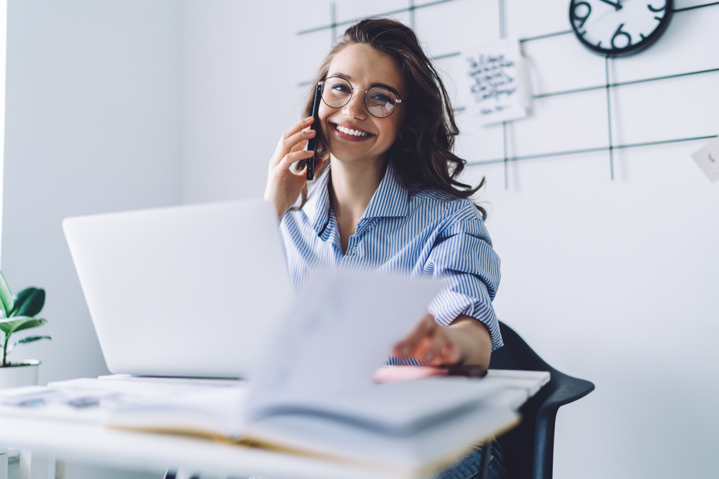 Eine Digital Managerin bespricht die Marketingmassnahmen mit der Kundin am Telefon.