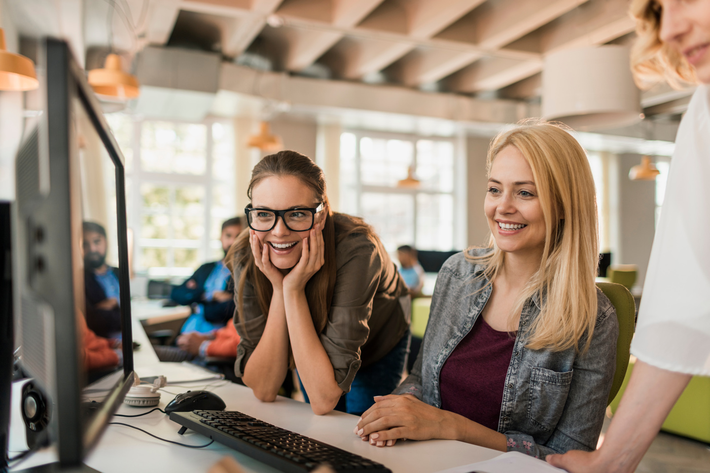 Fachpersonen des digitalen Marketings schauen sich das neue Marketing-Konzept an.