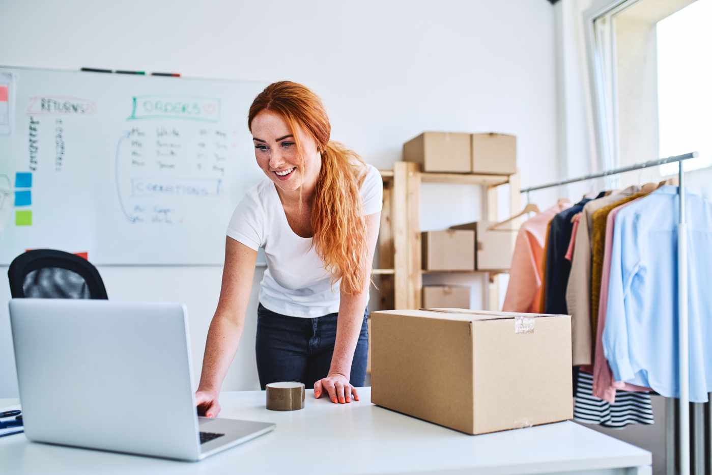 Eine E-Commerce-Spezialistin checkt die Bestellungen im Online-Shop.