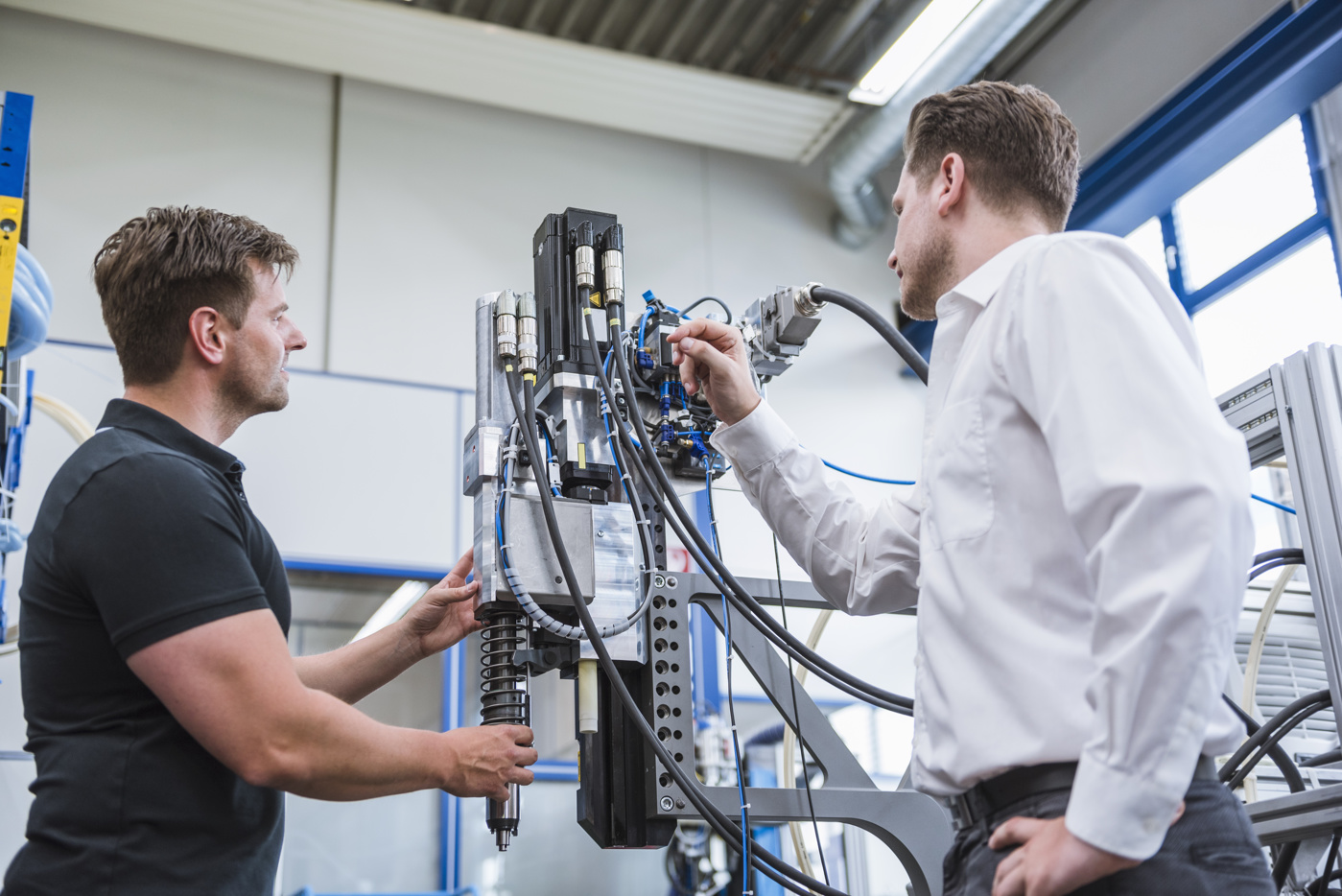 Ein Elektro-Projektleiter überprüft eine Maschine in einer Fabrik