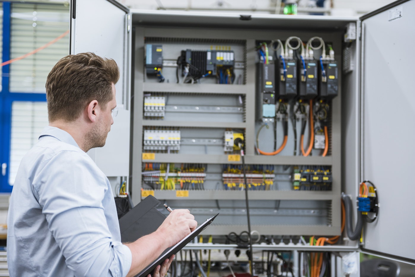 Ein Elektroinstallateur macht sich Notizen