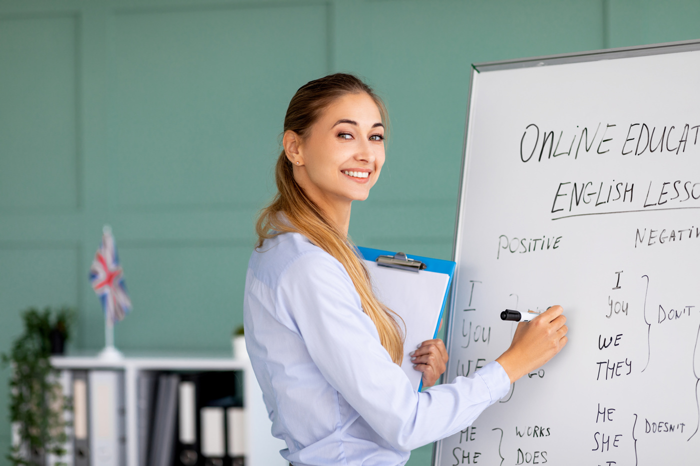 Eine Englischlehrerin unterrichtet einen Englischkurs online.