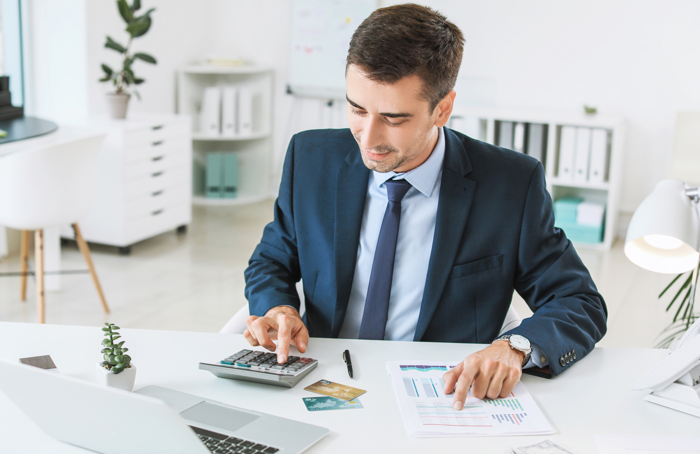 Ein Experte in Rechnungslegung und Controlling am Arbeitsplatz
