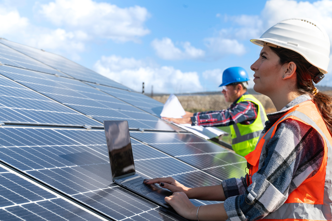 Eine Energie- und Umwelttechnikerin kontrolliert die Leistung der Solaranlagen.