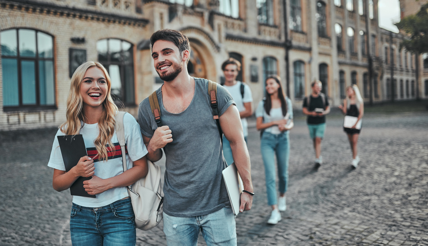 Eine Schülerin und ein Schülerin eines Cambridge First Certificate Kurs (FCE) sind auf dem Weg in den Englisch-Unterricht.