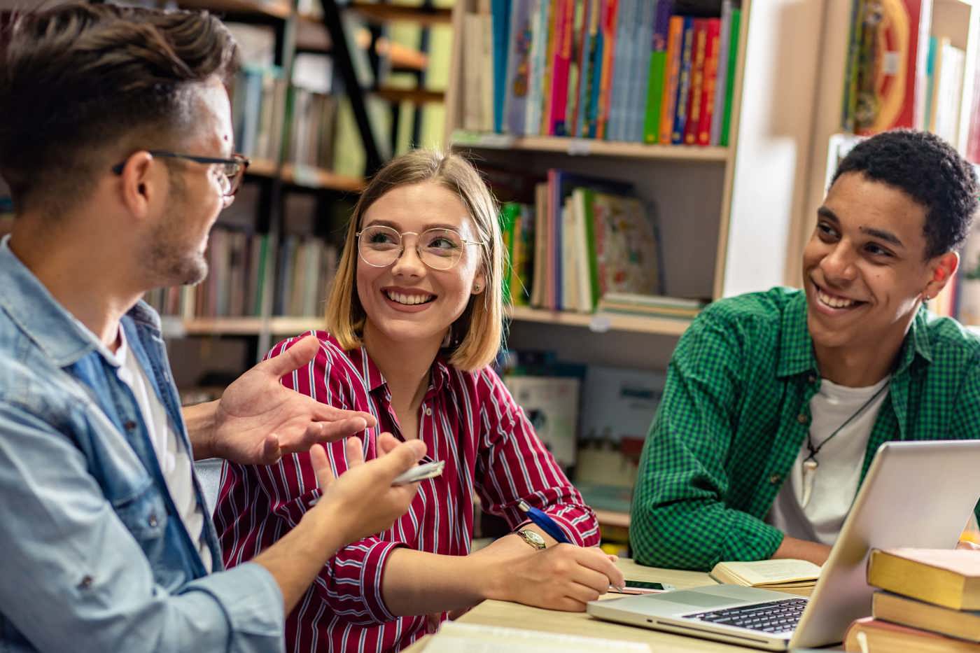 Schüler einer Handelsschule zusammen in der Bibliothek am lernen.