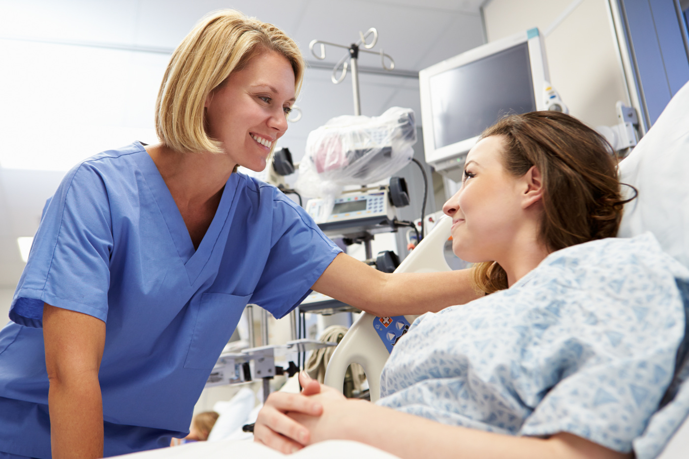 Eine Pflegefachfrau am Patientenbett