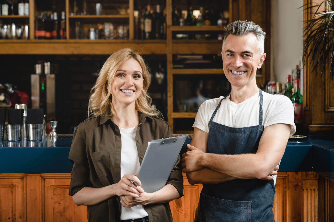 Eine dipl. Hotelier-Gastronomin bespricht mit ihrem Angestellten den Tagesablauf.