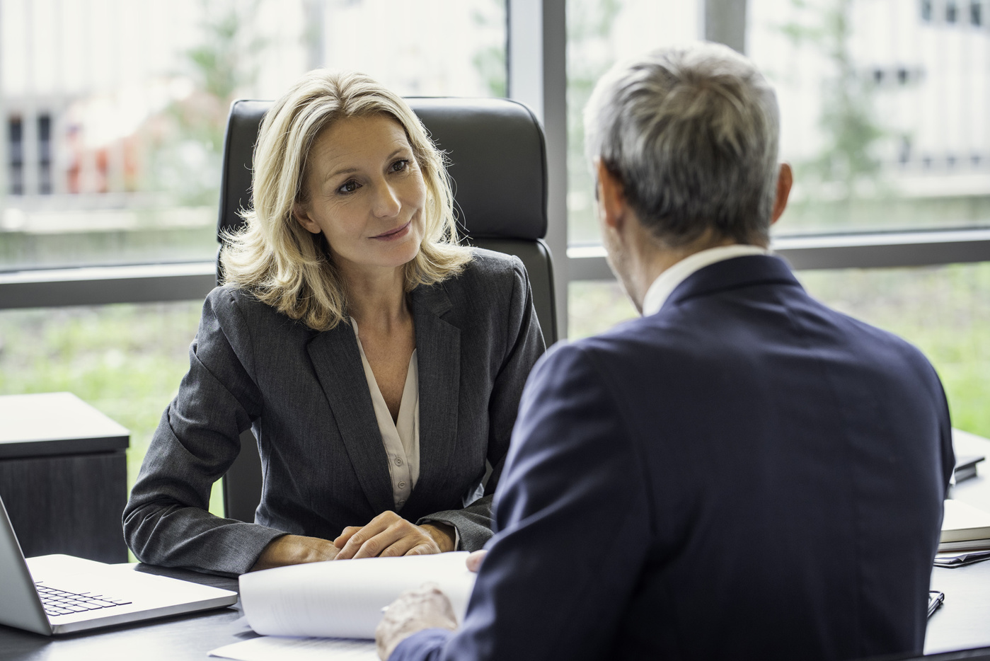 Eine HR-Fachfrau in einem Mitarbeitergespräch
