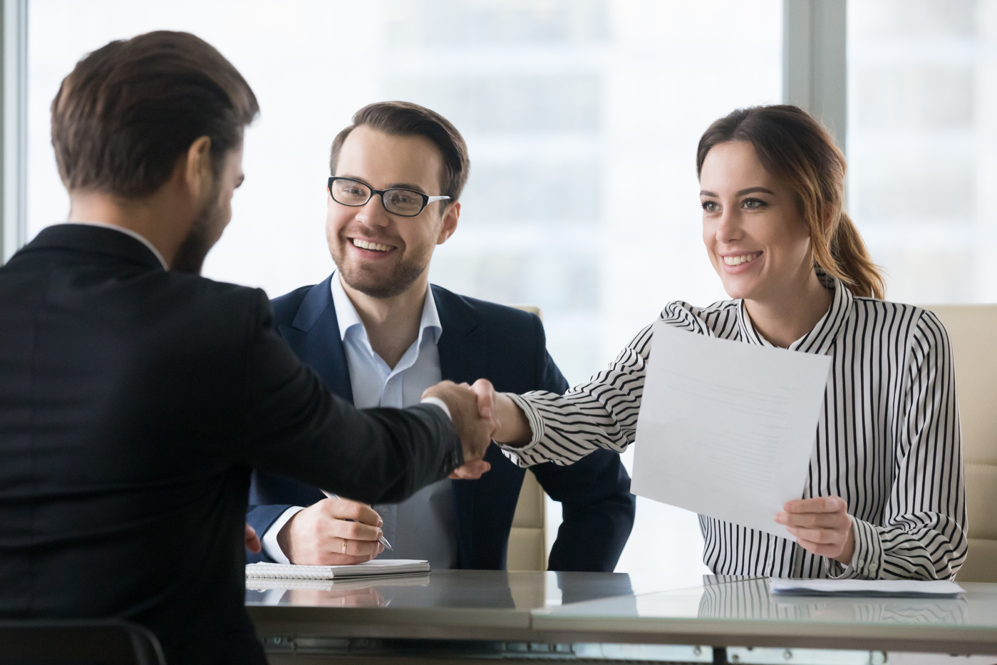 Ein Leiter Human Resources gestaltet die Personalpolitik eines Unternehmens.