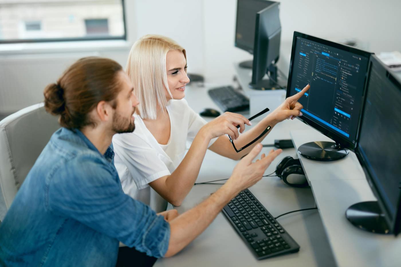 ICT-Manager besprechen einen Fall zusammen am Computer.