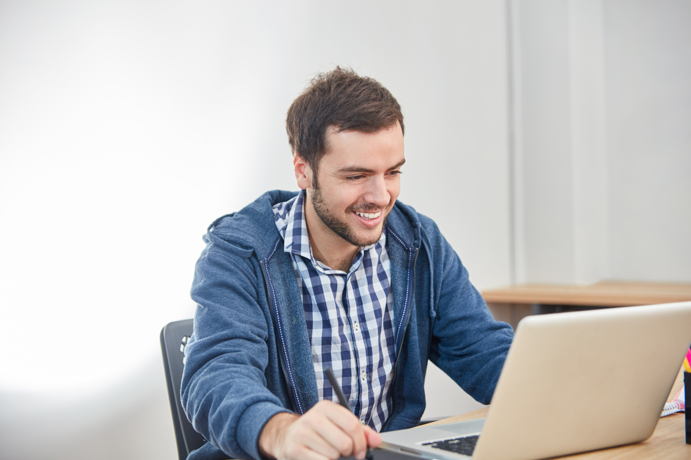 Ein junger Mann bildet sich im Bereich Informatik-Anwendungen weiter.
