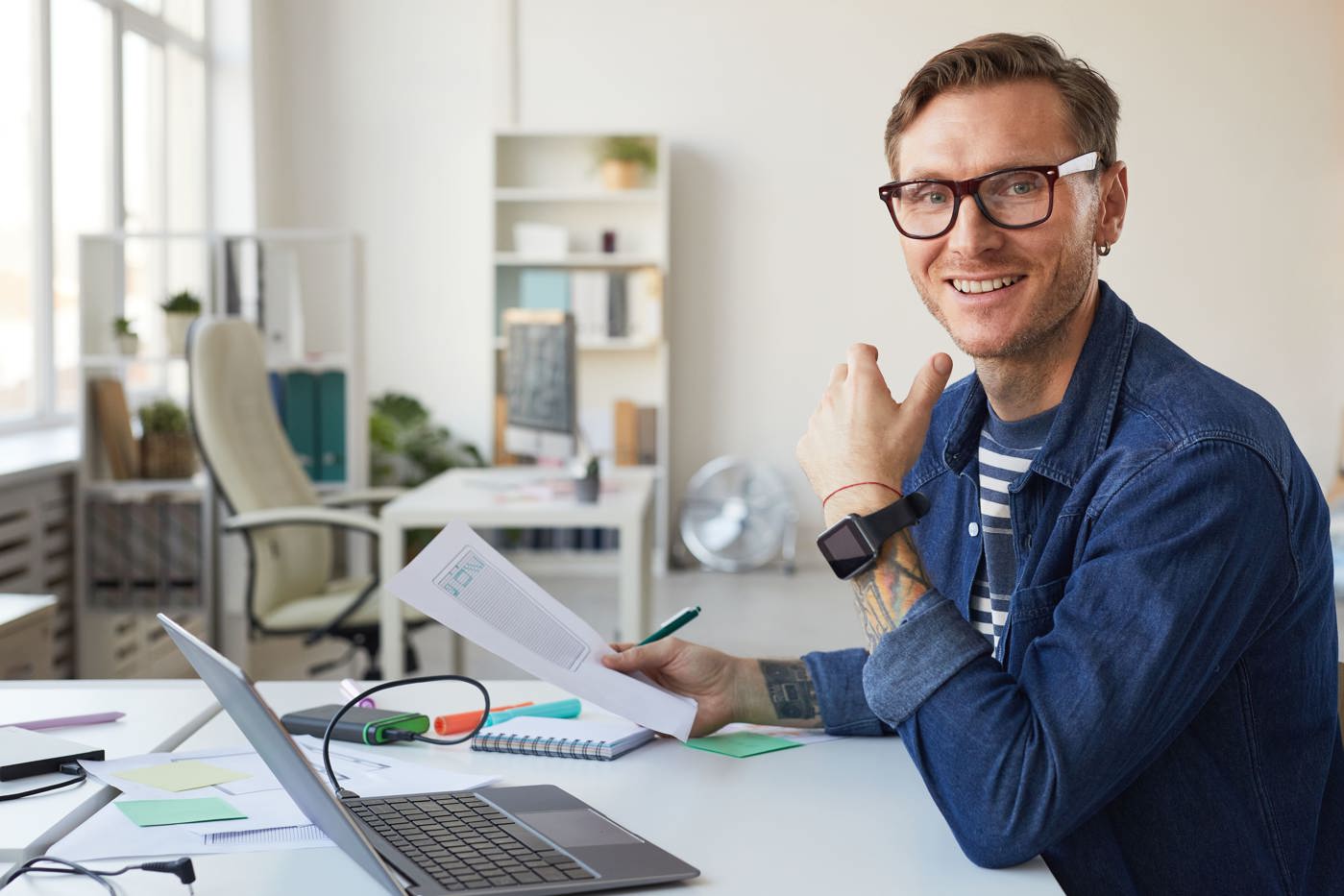 ICT-Platform Development Specialist arbeitet an einem Projekt im Büro.