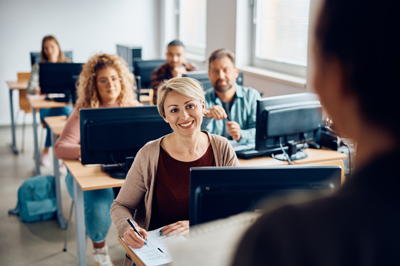 Informatik: Weiterbildung, Ausbildung, Studium, Kurs Eine Informatik-Weiterbildung ermöglicht den Erwerb spezifischer Kompetenzen in verschiedenen Bereichen der Informatik.