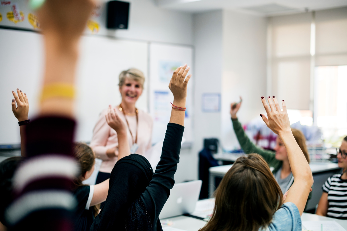 Italienisch Lernende machen aktiv am Unterricht mit, das freut die Lehrerin.