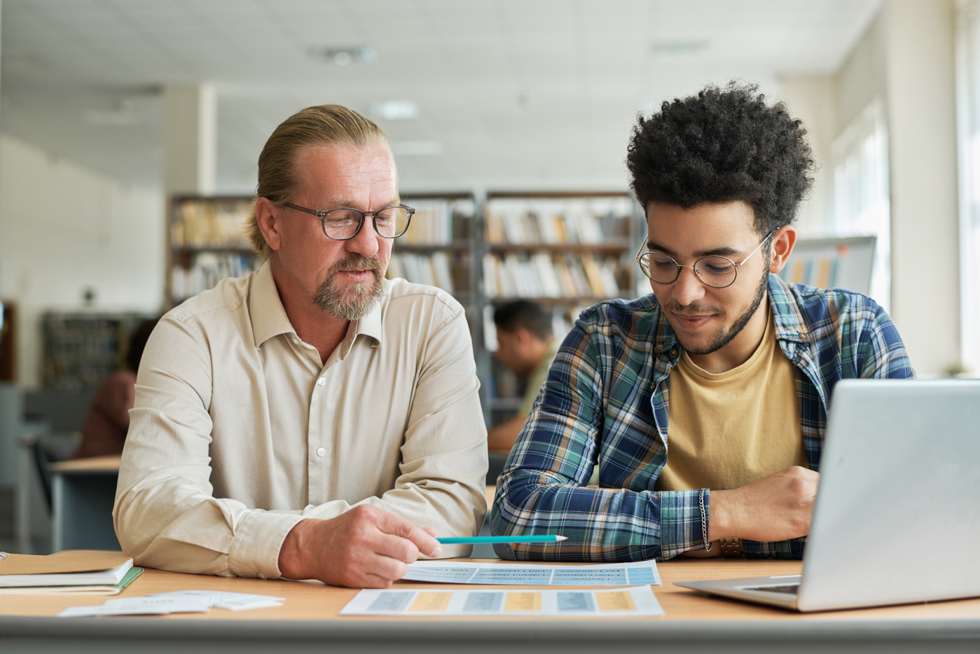 Ein Schüler ist am Italienisch lernen und hört aufmerksam seinem Lehrer zu, welcher ihm die nächste Aufgabe erklärt.