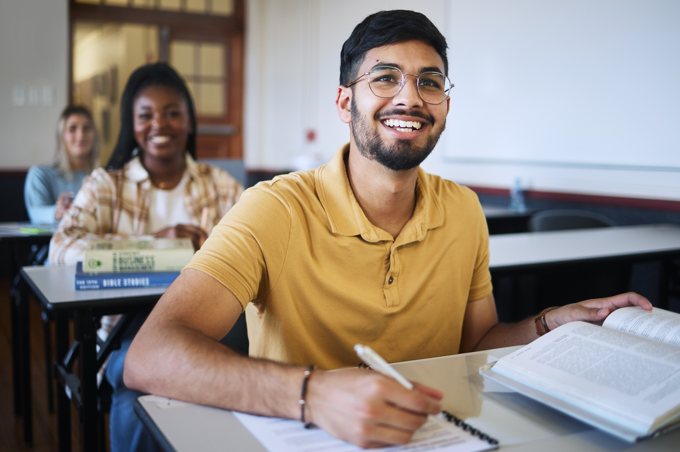 Schüler/innen eines Itil-Lehrgang haben Spass am Lernen.