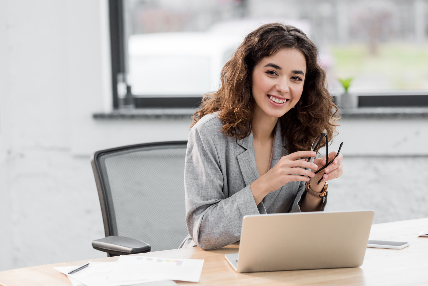 Eine Key Account Managerin ist happy mit ihrem Job.