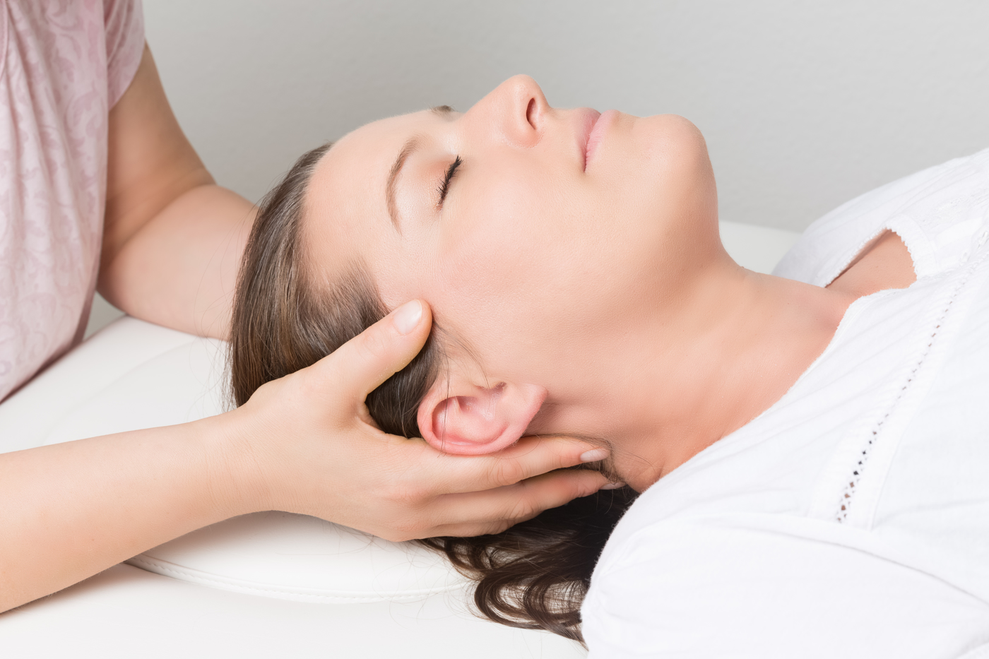 Ein Komplementärtherapeut setzt Craniosacral-Therapie ein