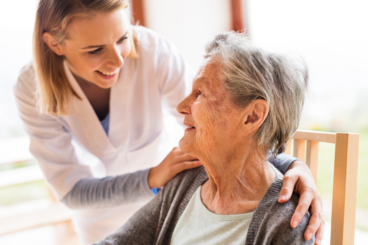 Eine Fachkraft der Langzeitpflege betreut eine Patientin im Altersheim.