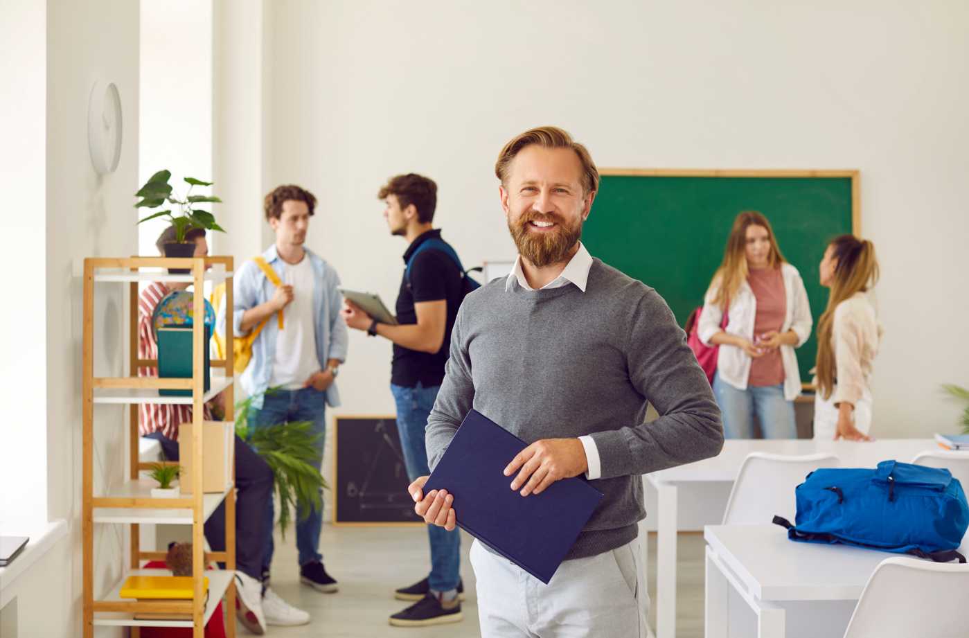 Ein Experte für Didaktik steht im Schulzimmer und lächelt in die Kamera – gleich beginnt nämlich die Lehrerausbildung.