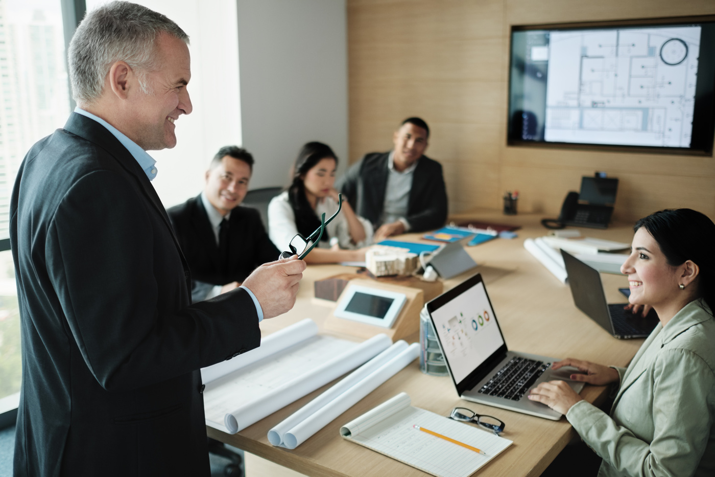 Ein Leiter Facility Management und Maintenance an einer Sitzung