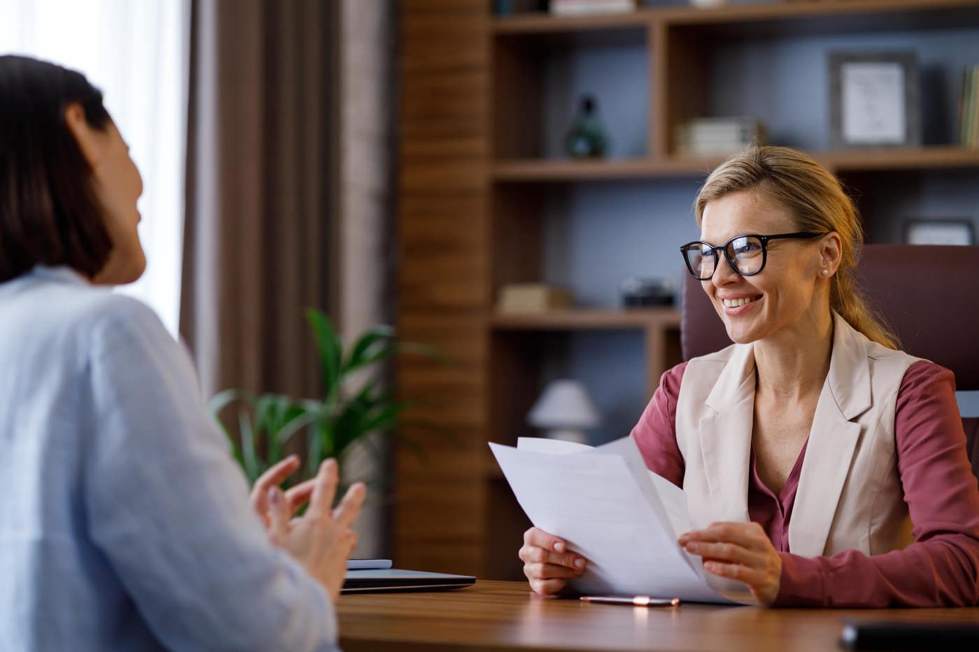 Eine HR-Leiterin führt ein Job-Interview durch.