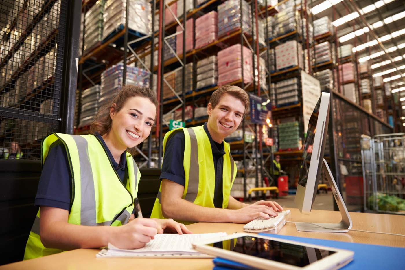Logistikfachleute kontrollieren die Exporte und Importe.