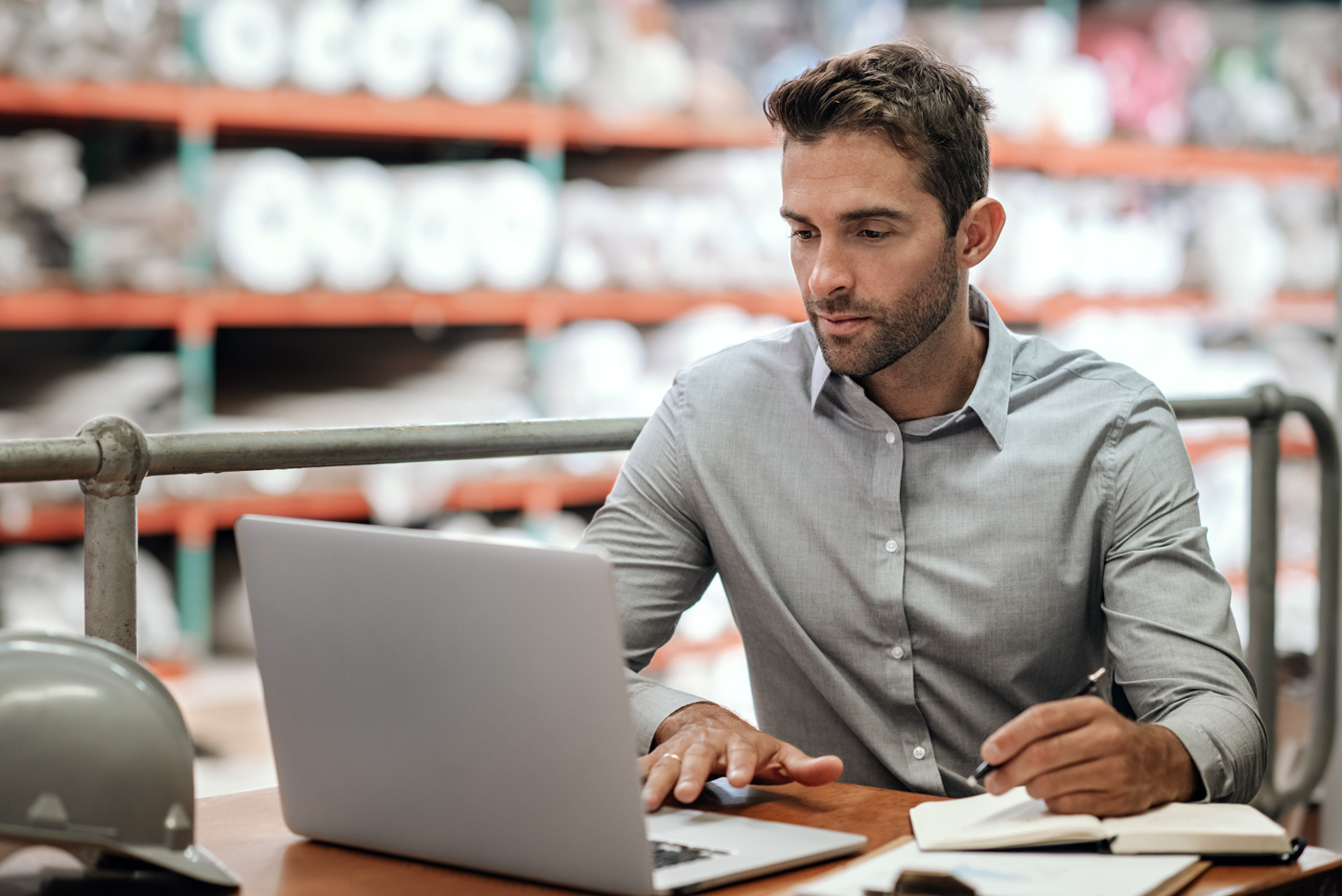 Ein Logistikfachmann am Laptop an der Arbeit