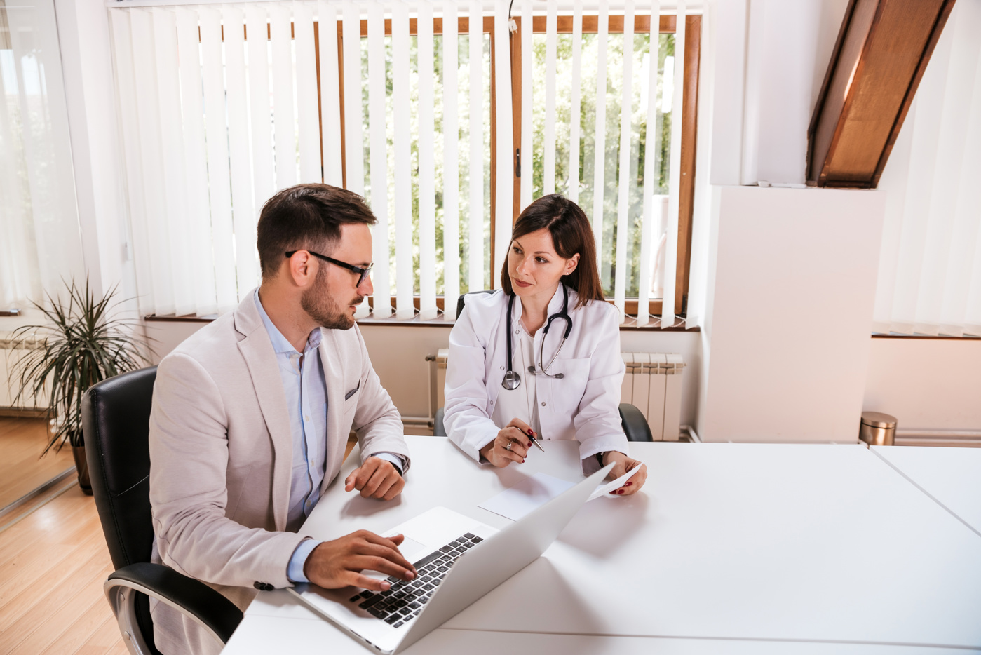 Führungspersonen im Gesundheitswesen in einer Besprechung