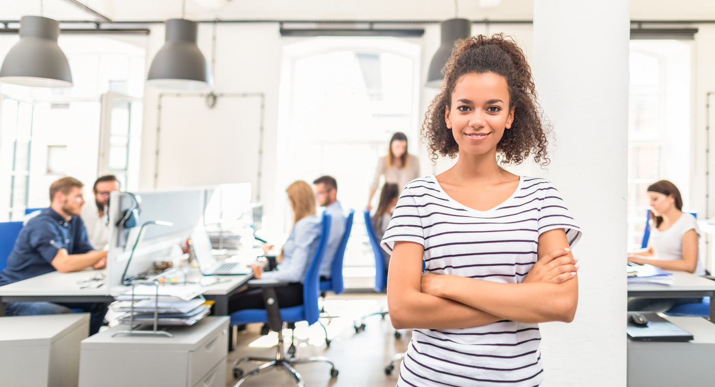Junge Marketingassistentin in einer Marketingagentur