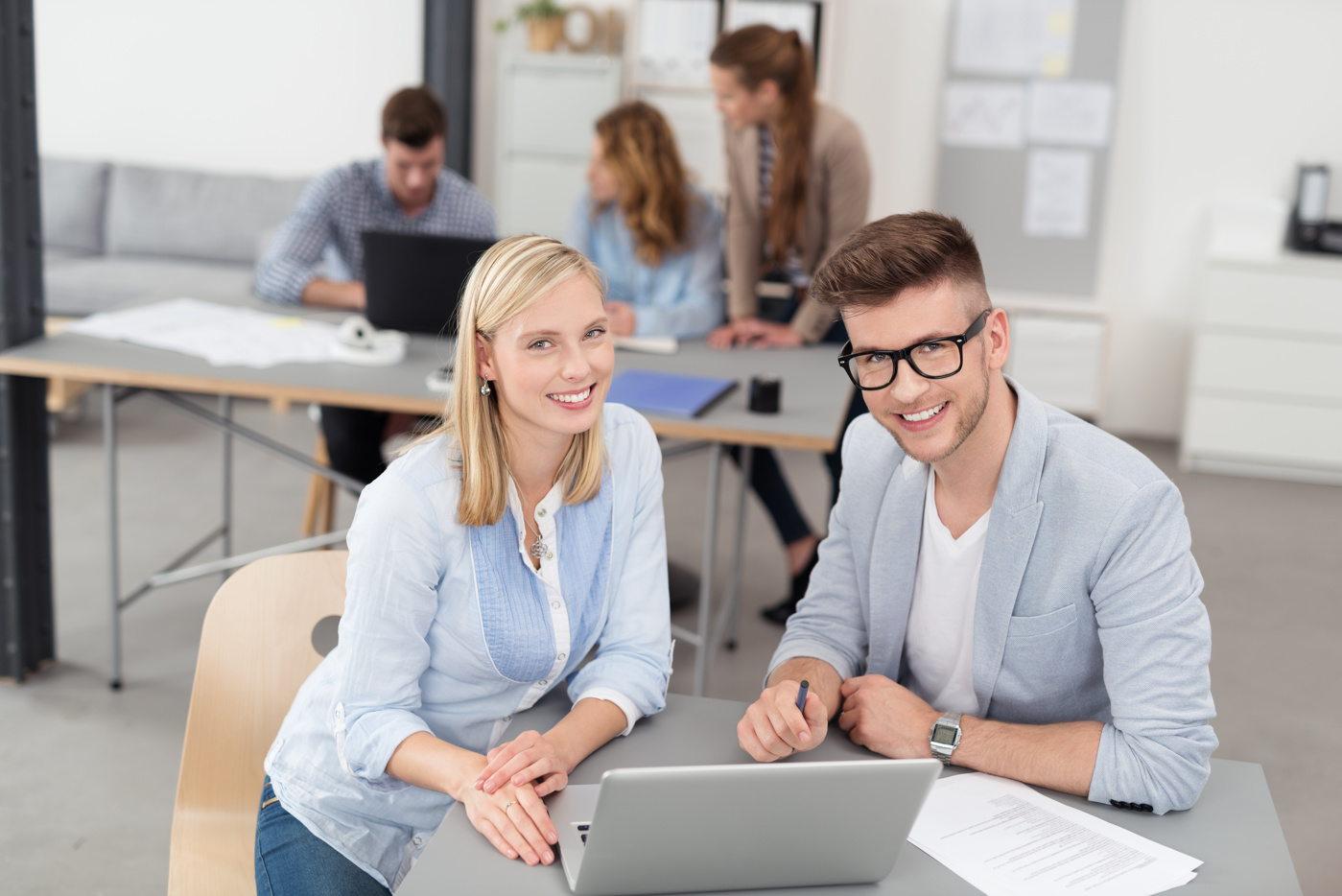 Studenten und Studentinnen eines Coaching-Studiums an einer Fachhochschule sind gemeinsam am lernen.