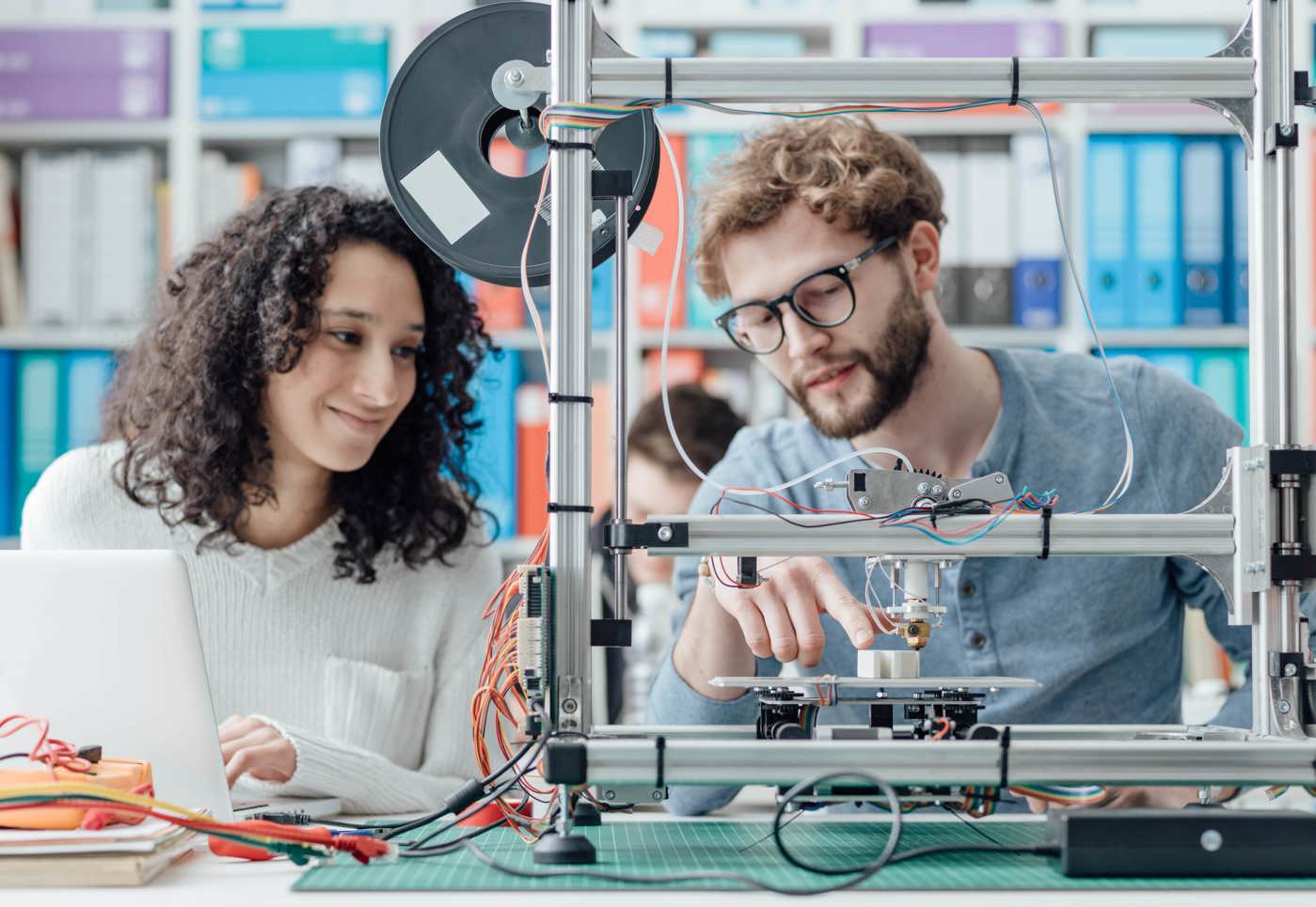 Eine Studentin und ein Student in Engineering arbeiten zusammen an einem Projekt.