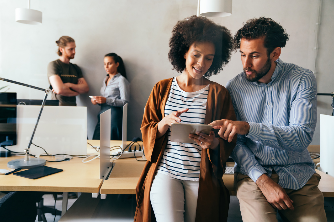 MBA: Ausbildung, Weiterbildung, Kurs, Lehrgang MBA-Studenten und Studentinnen besprechen gemeinsam eine gestellte Aufgabe der Dozentin.