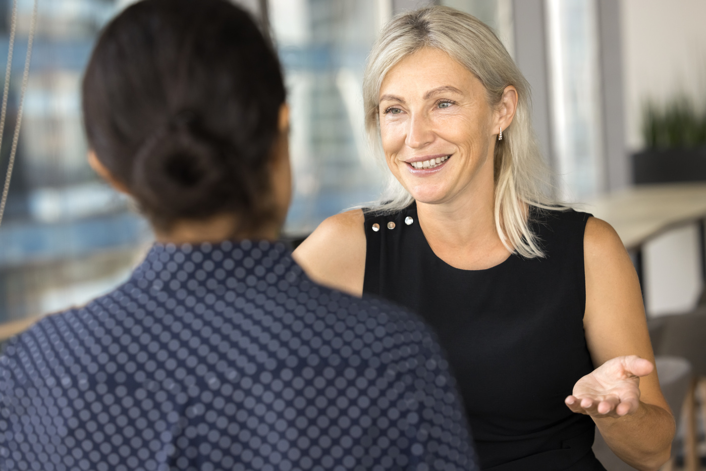 Eine Frau nimmt ein Mental Coaching in Anspruch, um den Herausforderungen im Alltag mit mehr Gelassenheit zu begegnen.