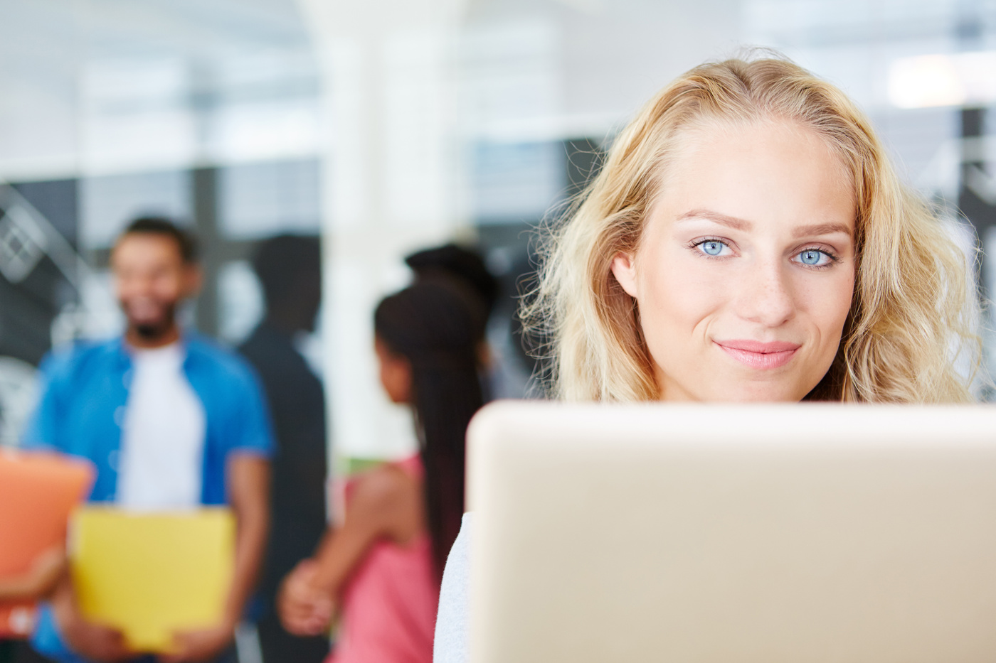 Nach einer Netzwerkadministrator-Weiterbildung die Funktionalität und Kapazität von Netzwerken und Netzwerkdiensten überwachen.
