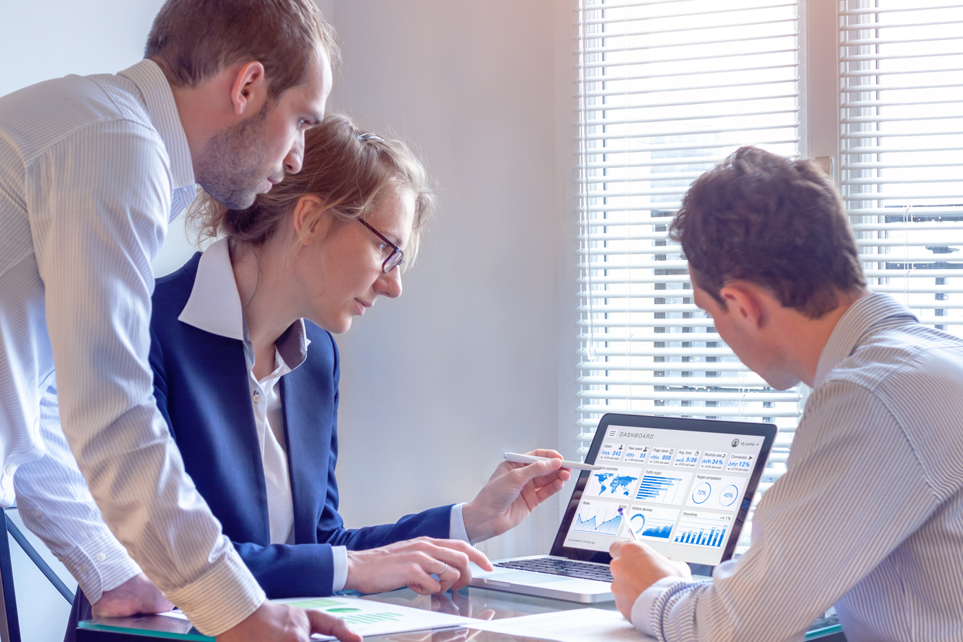 Online Marketing Team bei der Analyse von KPIs