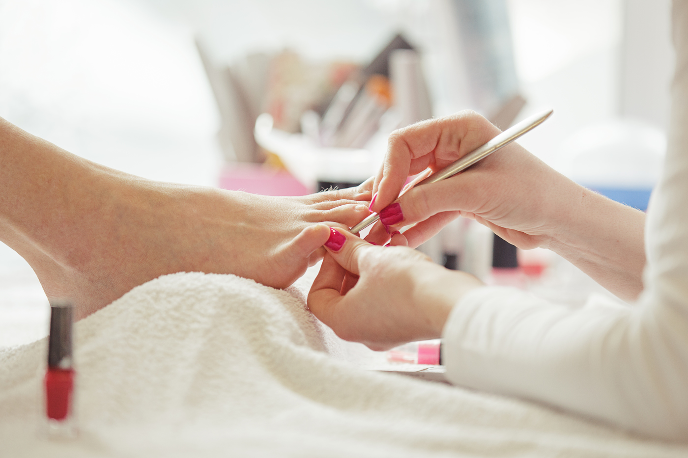 Eine Fachfrau für Pedicure an der Arbeit