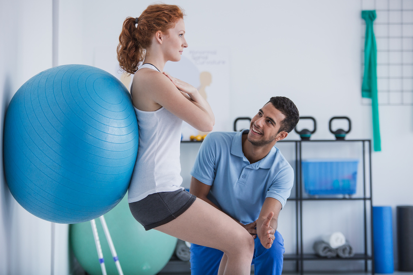 Ein Physiotherapeut behandelt einen Kunden