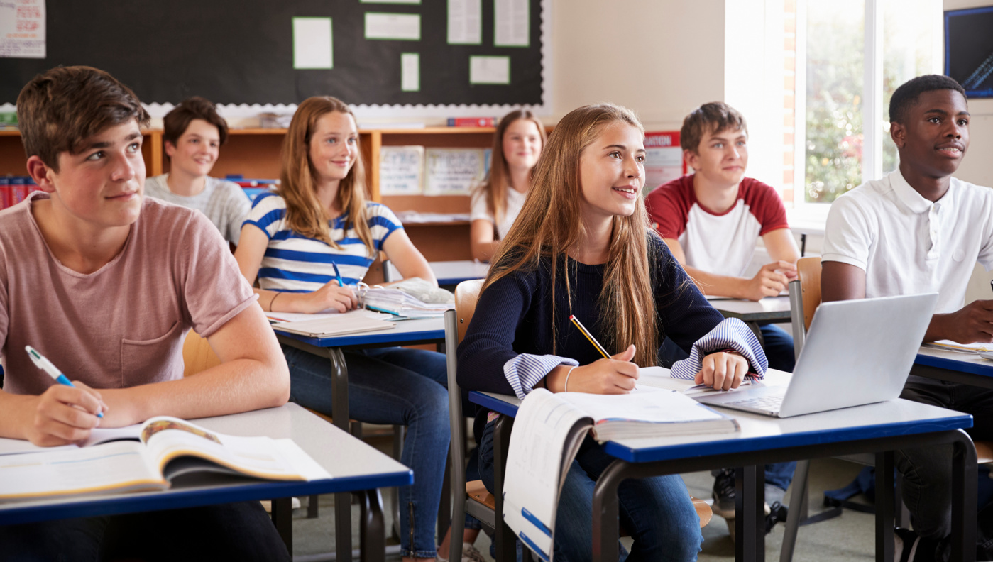 Die Klasse einer privaten Sekundarschule hört gespannt den Worten der Lehrerin.
