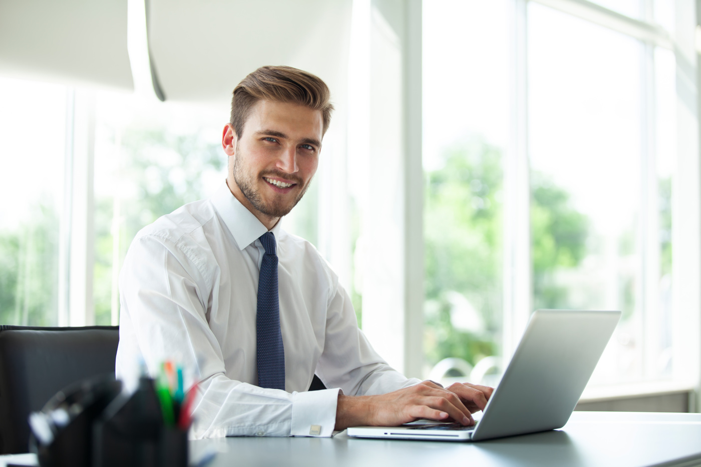 Ein Product Manager an seinem Arbeitsplatz