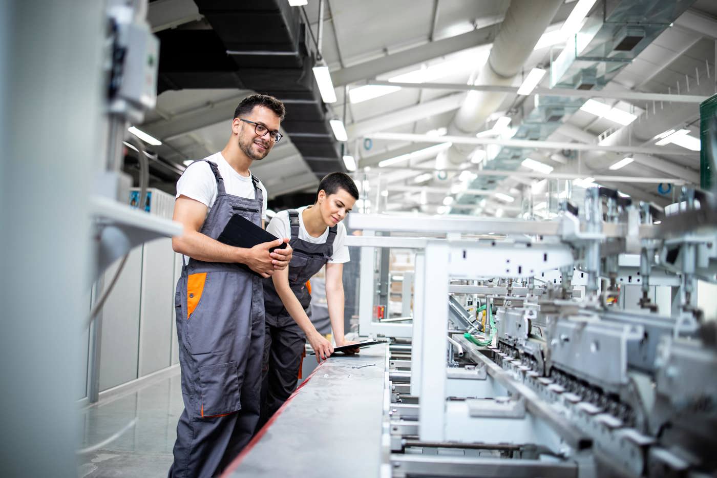 Produktionsfachleute kontrollieren in einem Industriebetrieb den Fertigungsprozess.