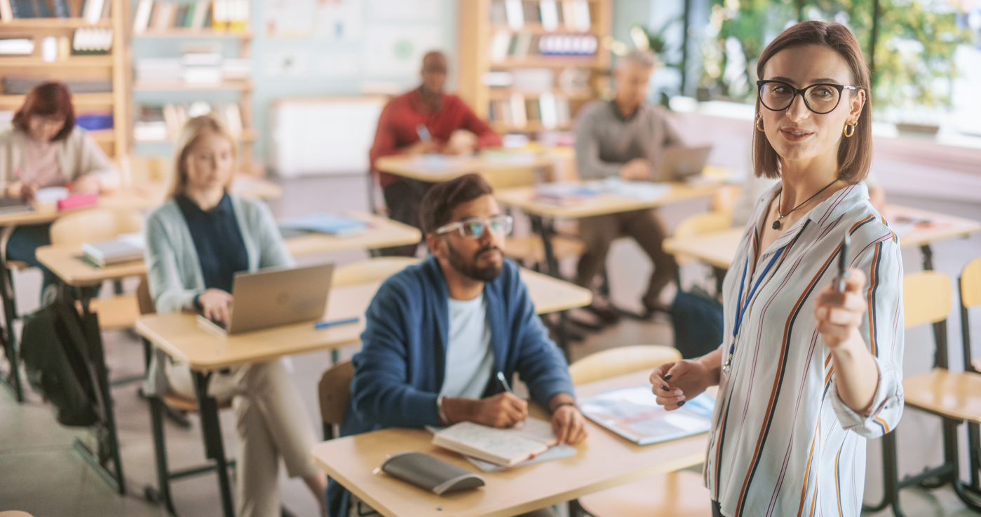 Eine Englisch-Lehrerin unterricht eine Klasse auf dem Proficiency-Englisch-Niveau.