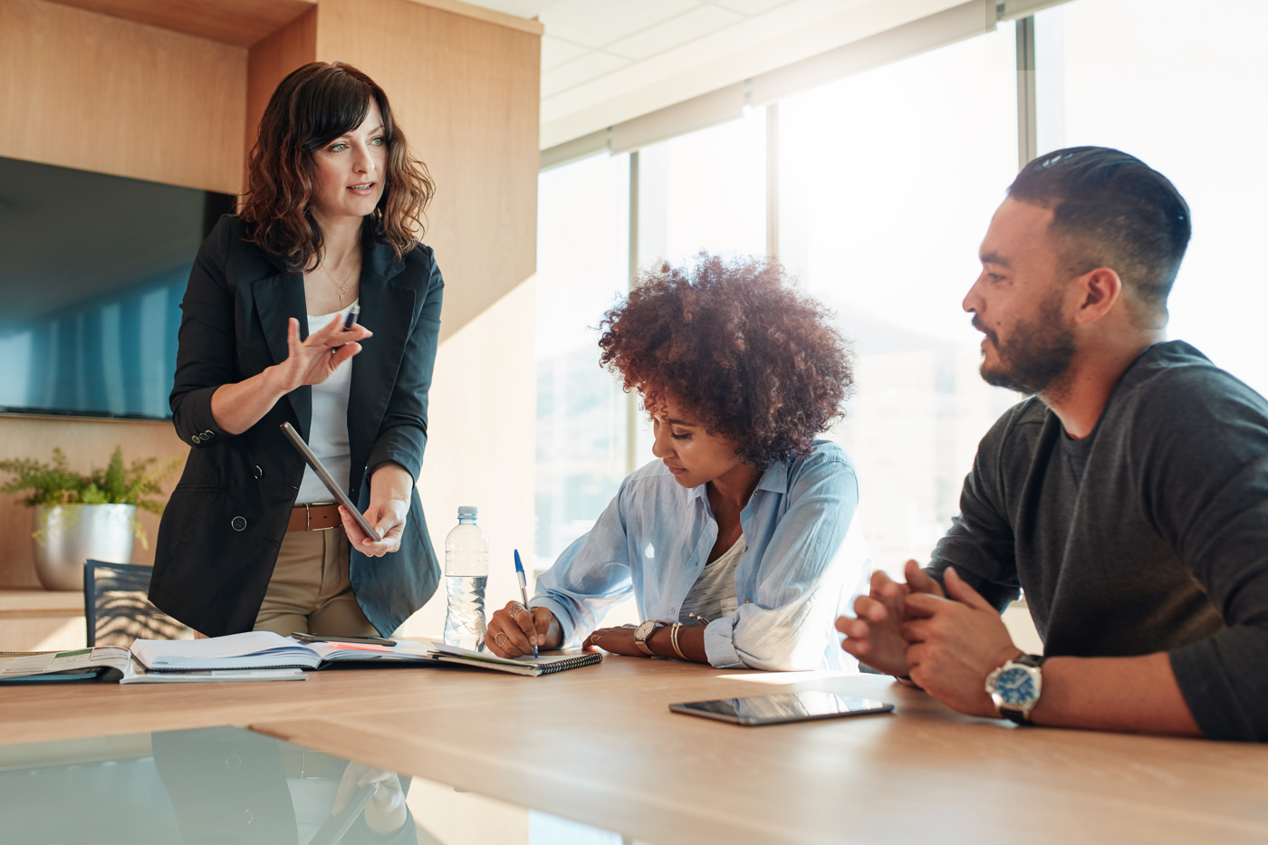 Eine Expertin für Projektmanagement gibt den Seminar-Teilnehmenden wertvolle Tipps rund um die passenden Methoden.
