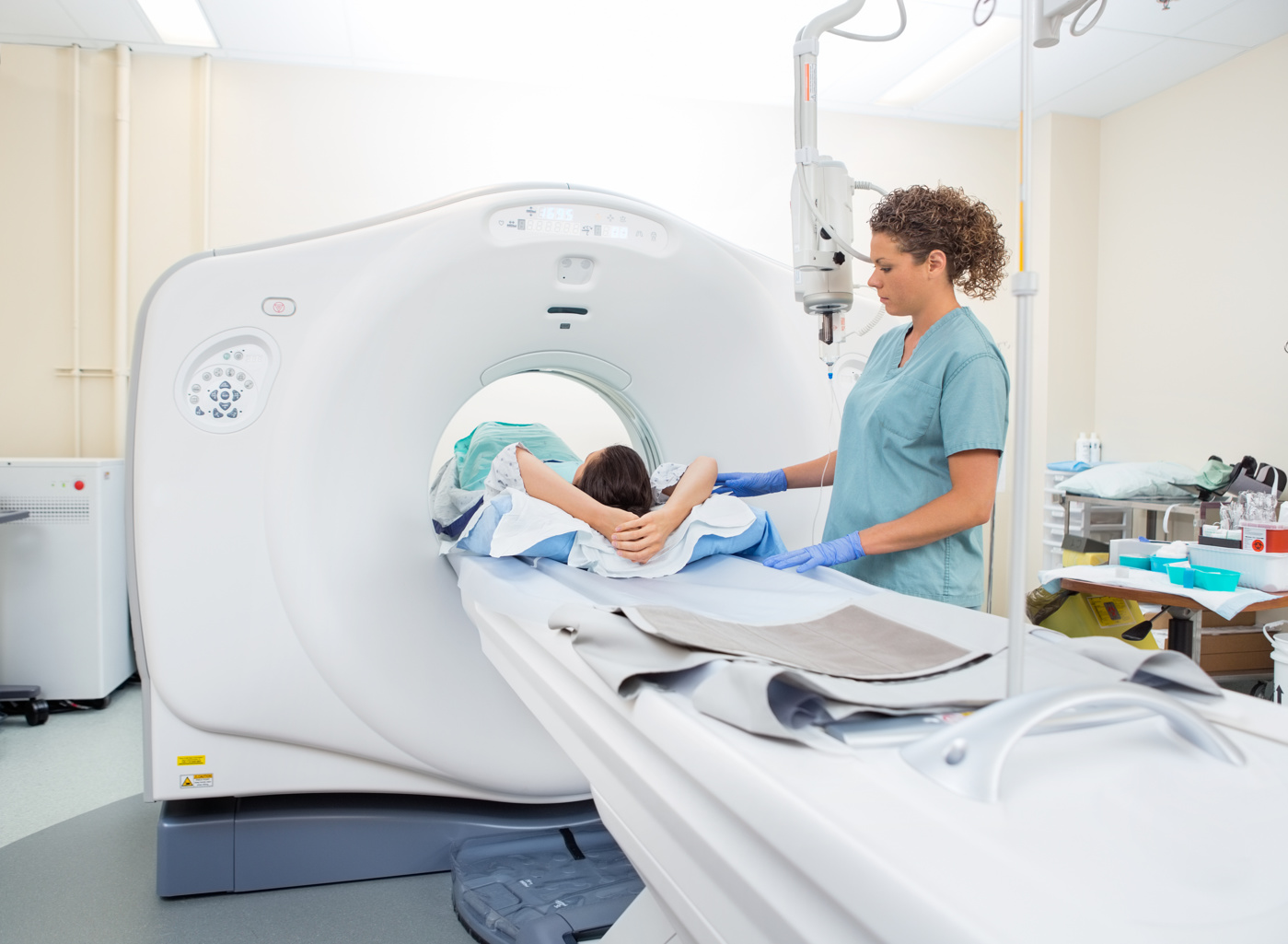 Eine Radiologiefachfrau HF erstellt ein diagnostisches Schnittbilddokument.