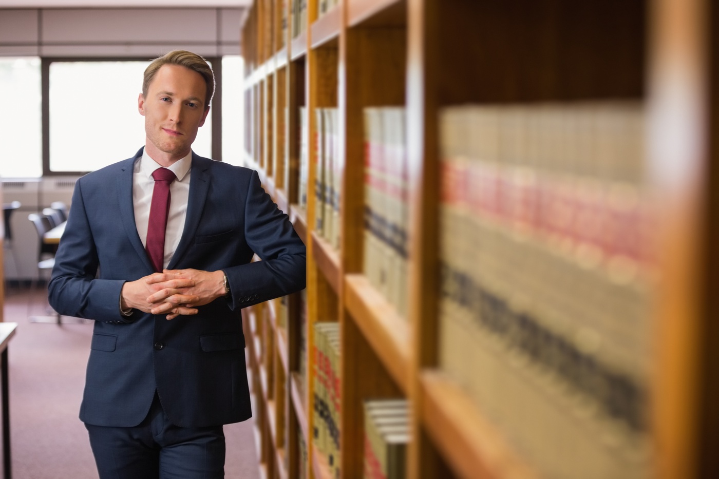 Ein Rechtsfachmann HF empfängt Kundschaft in seinem Büro.