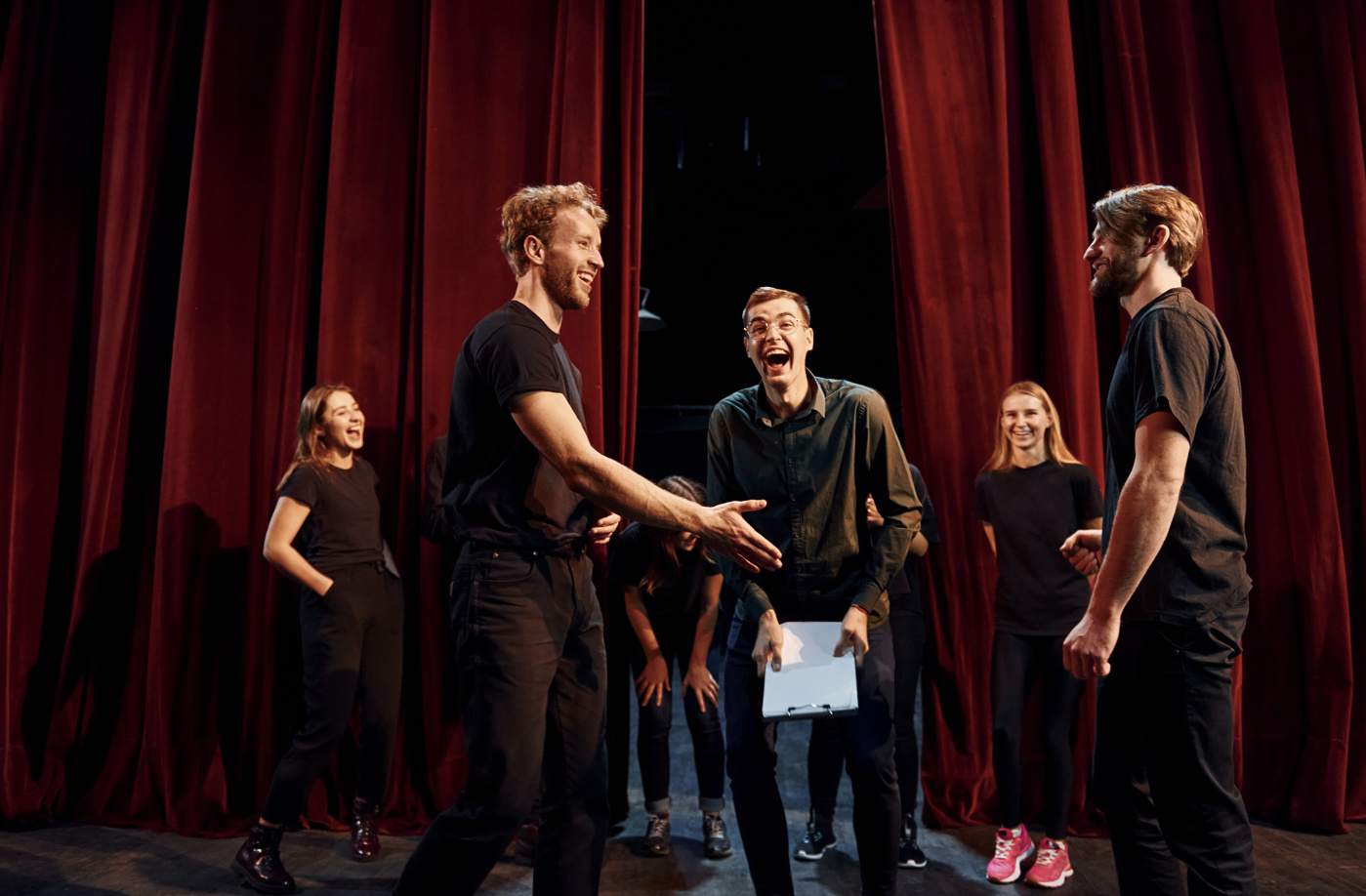 Laienschauspieler nehmen Schauspielunterricht, um ihr Auftritt auf der Bühne zu verbessern.